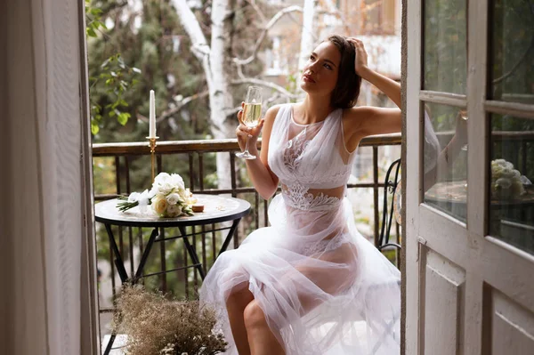 Braut Morgen Mit Einem Glas Champagner — Stockfoto