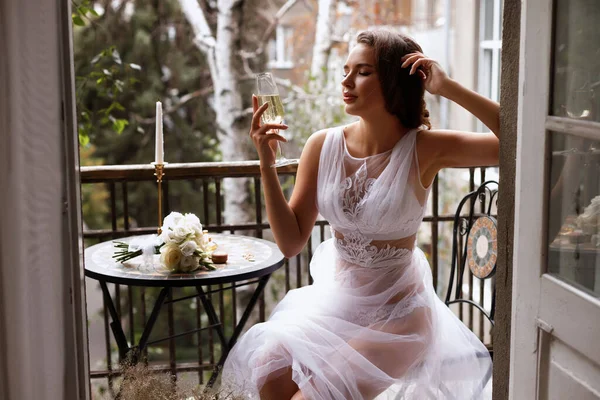 Braut Mit Champagner Morgen Auf Dem Balkon Der Wohnung — Stockfoto