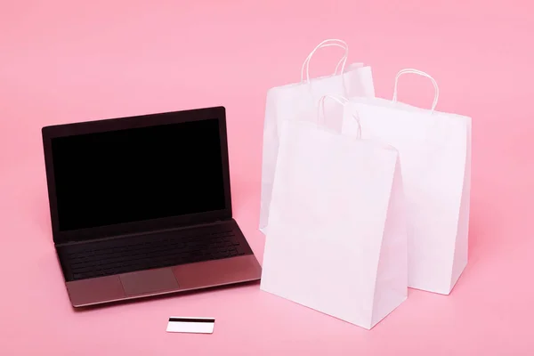 분홍색 배경에는 노트북 신용카드 패키지가 있습니다 온라인 금요일 — 스톡 사진