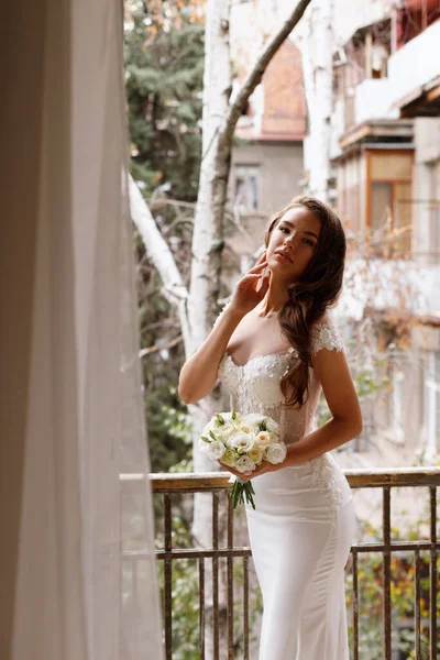 Sposa Abito Sposa Con Bouquet Sul Balcone — Foto Stock