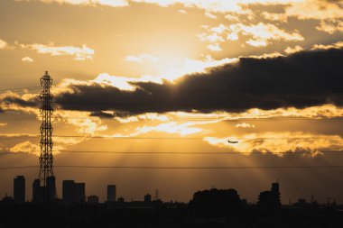 Şehirde kreusküler ışın altında bir uçak.