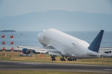 Tokoname, Aichi, Japonya-06 / 27 / 2018: Chubu Centrair Uluslararası Havalimanı 'ndan kalkan Boeing 747 Dreamlifter (STK)