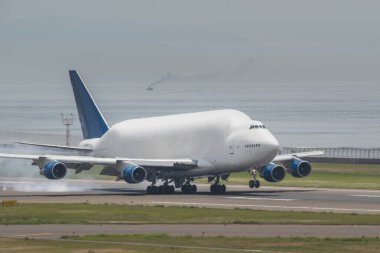Tokoname, Aichi, Japonya-07 / 12 / 2018: Chubu Centrair Uluslararası Havalimanı 'ndan kalkan Boeing 747 Dreamlifter (STK)
