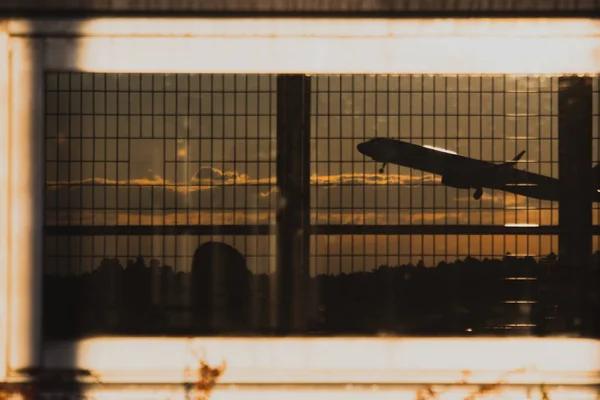 Odbicie Samolot Startuje Zachodzie Słońca — Zdjęcie stockowe