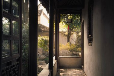 1616 yılında inşa edilen Çift İnziva Bahçesi 'ndeki (Ou Yuan) Çin binası Çin' in Jiangsu, Suzhou şehrinde klasik bir bahçedir..