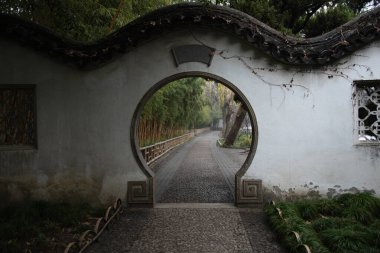 1517 yılında inşa edilen Mütevazı Yönetici Bahçesi 'nin girişi klasik bir bahçe, bir UNESCO Dünya Mirası Alanı ve Suzhou bahçelerinin en ünlüsüdür..