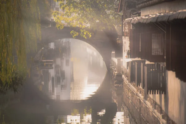 Puente Chino Suzhou Jiangsu China Densa Tarde Niebla — Foto de Stock