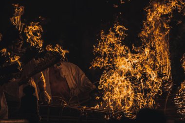 Japon dini ateşi büyük hasat için Tanrı 'ya şükrediyor. Tanrı 'dan her şeyi kutsamasını istemek anlamına geliyor..