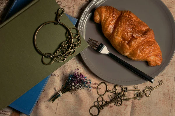 Material Von Leckerem Brot Croissant Auf Dem Teller Dekoriert Mit — Stockfoto