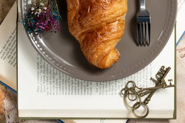 Material Delicious Bread Croissant Plate Decorate Colorful Flowers Old Books — Stock Photo, Image