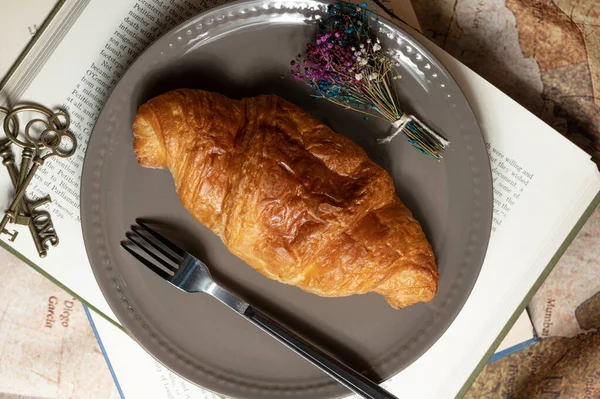 Material Von Leckerem Brot Croissant Auf Dem Teller Dekoriert Mit — Stockfoto