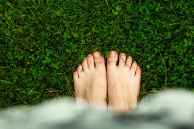 Yağmurdan sonra, çıplak ayakla ıslak çimlerde yürümek gibisi yoktur..