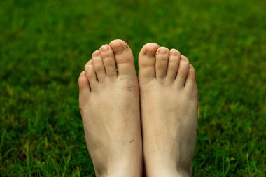 Yağmurdan sonra, çıplak ayakla ıslak çimlerde yürümek gibisi yoktur..