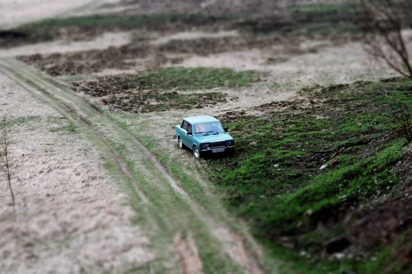 俄罗斯模型的汽车在自然界中 这车就像个玩具模型 — 图库照片