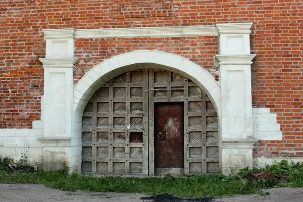 Das Alte Tor Der Festungsmauer Holztore Die Die Vergangenheit Führen — Stockfoto