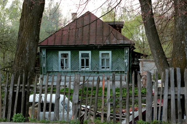 Eski Rus Evi Yeşil Eski Cephesi — Stok fotoğraf