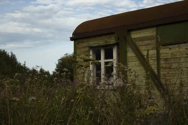 Verlaten Huis Een Oude Trailer Omgebouwd Tot Een Huis Groene — Stockfoto