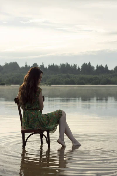 Дівчина Зеленій Світлій Сукні Сидить Стільці Посеред Озера Дівчина Довгим — стокове фото