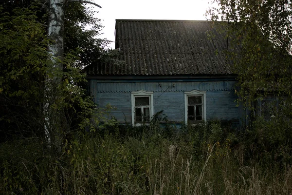 버려진 집이야 나무로 윈도우가 있습니다 러시아식 스타일의 — 스톡 사진