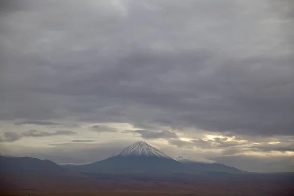 Volcano Snow Peak Dramatic Sky Sunbeams Sneaking Clouds Licancabur San — Stock Photo, Image