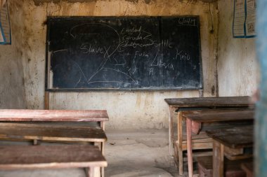 Köle ticareti dersinin kötü koşullarda olduğu Afrika sınıfı yönetim kurulunda açıklandı. Köle ticaretinin kaldırılması ve hatırlama bağlamında. Mongo, Sierra Leone - 8 Haziran 2019