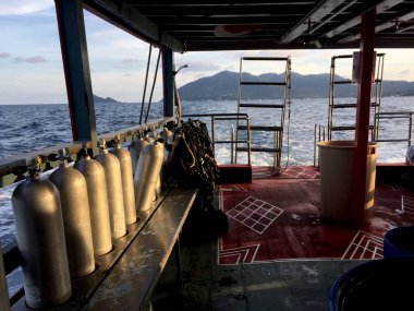 Tayland adalarında bir tarafta tüplü dalış tankları olan bir tekne.