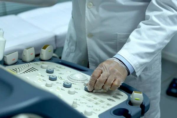 Zbliżenie Lekarza Używającego Maszyny Wykonania Usg Pacjenta Możliwymi Zaburzeniami Endokrynologicznymi — Zdjęcie stockowe