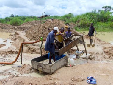 Kono Bölgesi, Sierra Leone - 1 Temmuz 2019: Sierra Leone 'nin zanaat madenlerinde toprağı yıkayan ve arazide elmas arayan bir grup adam