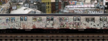 Hipergerçekçi bir New York metro treni Graffiti ile kaplı..