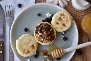 süzme peynirli krep, kuşüzümü, bal ve ceviz.