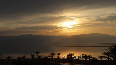 Ölü denizde deniz tuzu