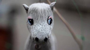 Bahçenin dekorunun bir parçası olarak eski yumuşak oyuncaklar