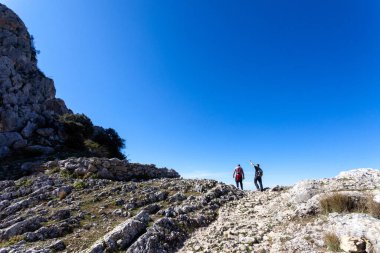 Yürüyüş yapan çift çok taşlı bir zemine çıkıyor..