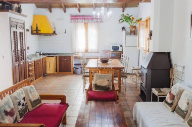 Eski tarz bir kırsal evin içinde oturma odası ve mutfak..