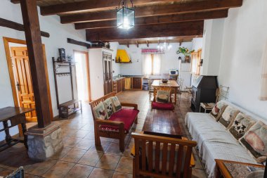 Eski tarz bir kırsal evin içinde oturma odası ve mutfak..