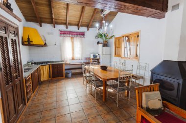 Eski tarz bir kırsal evin içinde oturma odası ve mutfak..