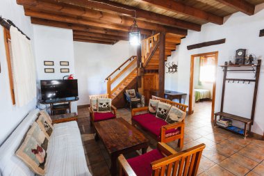 Eski tarz kırsal bir kiralık evin içinde oturma odası..