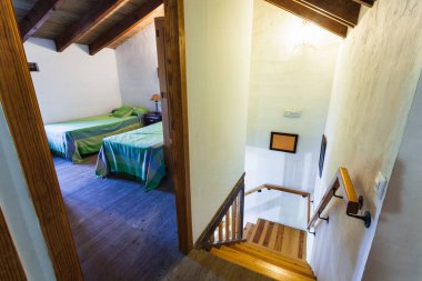 Koridor ve yatak odası eski tarz kiralık bir evde..