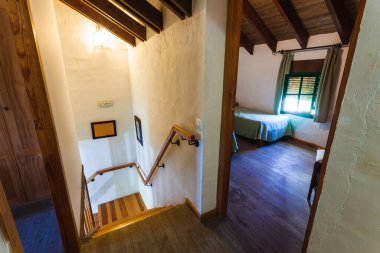 Koridor ve yatak odası eski tarz kiralık bir evde..