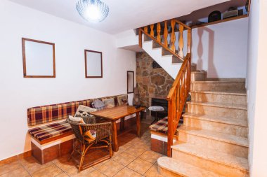Eski tarz kırsal bir kiralık evin içinde oturma odası..
