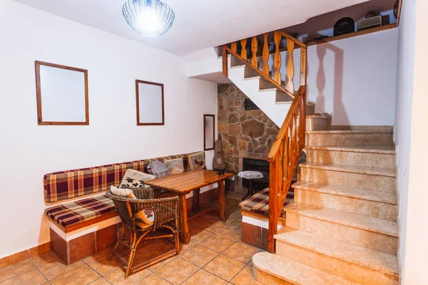 Eski tarz kırsal bir kiralık evin içinde oturma odası..