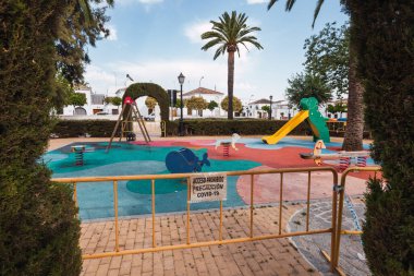 Koronavirüs yüzünden gerginliğin azalması sırasında oyun parkı kullanımını yasaklayan işaretler. Posterler: 