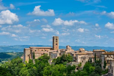 Colle di Val d 'Elsa, Tuscany / İtalya: Colle di Val d' Elsa Katedrali (Concattedrale dei Santi Alberto e Marziale veya Duomo di Colle di Val d 'Elsa) ve Colle Alta' nın üst kasabasındaki evler.