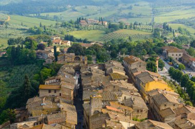 Eski San Gimignano ve Via S. Giovanni 'nin çatıları Büyük Kule' den (Torre Grossa), San Gimignano, İtalya 'dan görülen Porta San Giovanni ile sona eriyor..