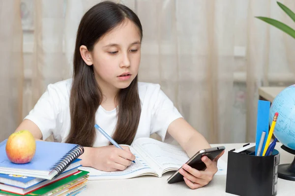 Online Onderwijs Afstand Een Schoolmeisje Studeert Thuis Doet Huiswerk Zittend — Stockfoto