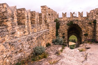 Bulutlu bir günde Kalenin tepesinden Sperlinga kalesi manzarası