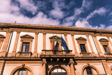 Parçalı bulutlu gökyüzünde Caltanissetta Belediyesi