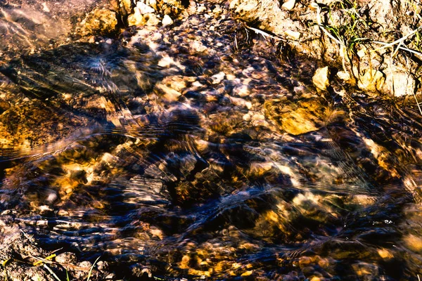 Reflejos Agua Bajo Río Rural —  Fotos de Stock