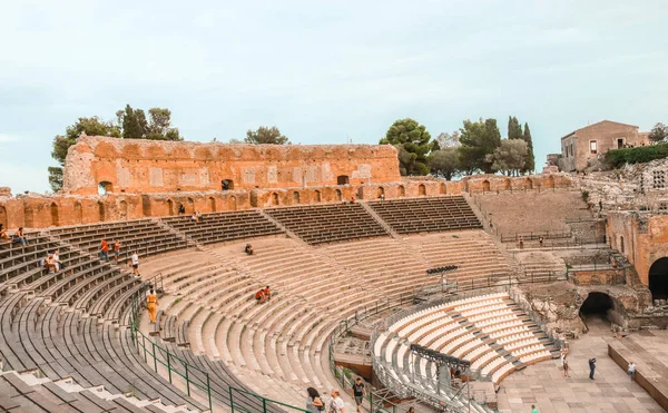 Gökyüzü bulutlu Eski Taormina Tiyatrosu manzarası