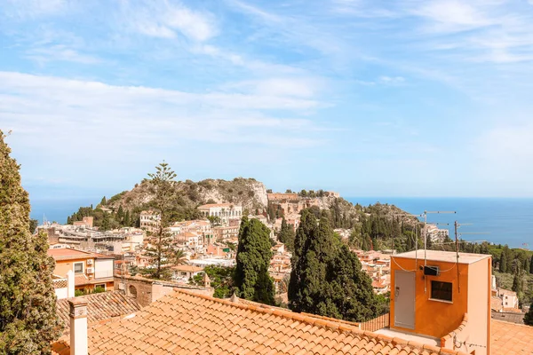 Taormina Vista Sobre Las Casas Con Cielo Azul Parcial — Foto de Stock